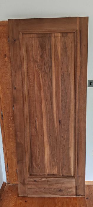 Орехова врата от масив с ръчна дърворезба