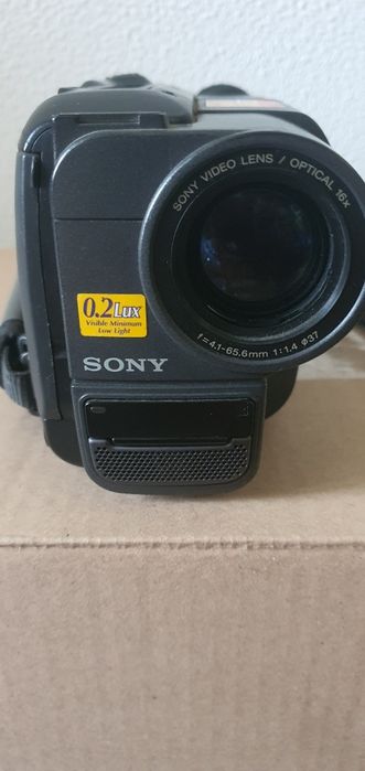 Vând cameră video Sony model CCD - TRV15E