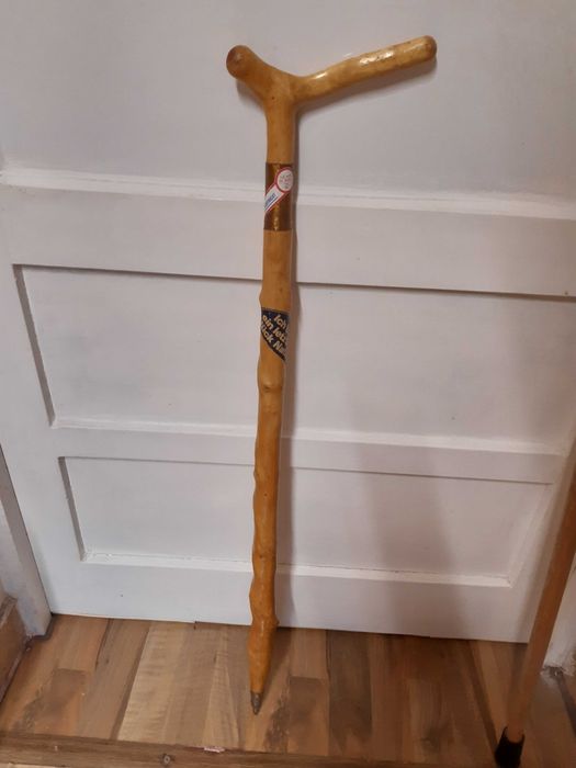 Bastoane medicale din lemn D.B Stockfracht si unul cu craniu metalic