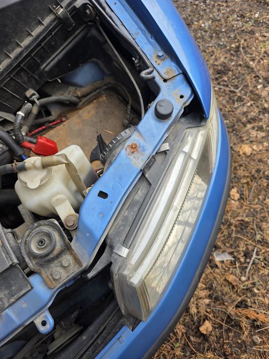 Фарове за Mitsubishi Carisma 2004 година