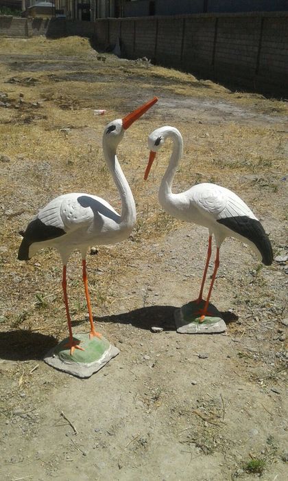 Скульптуры аистов