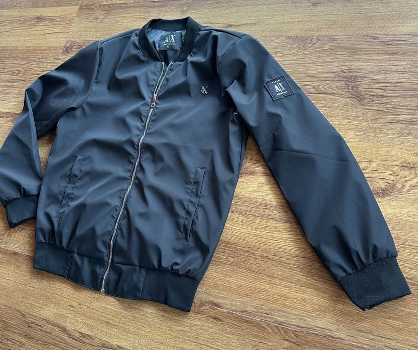 Мъжко,черно яке Armani Exchange с метално лого и ципове