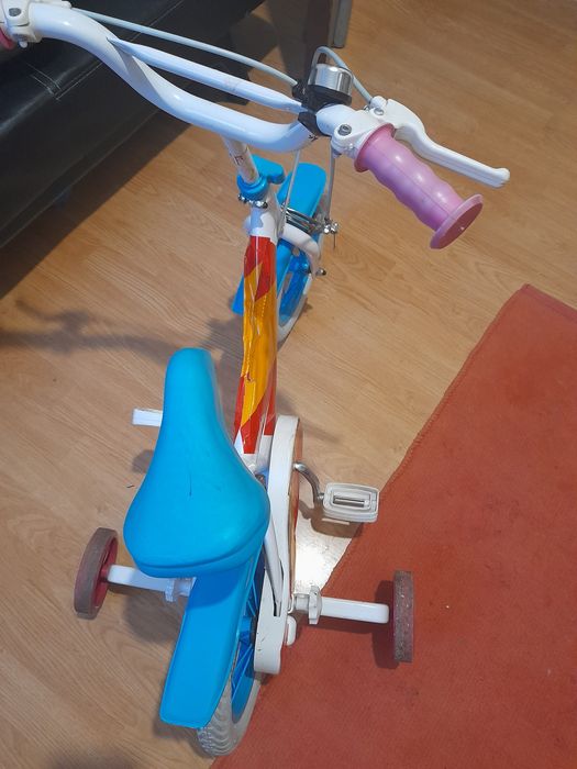 Bicicleta fara pedale cu roti ajutatoare și bicicleta