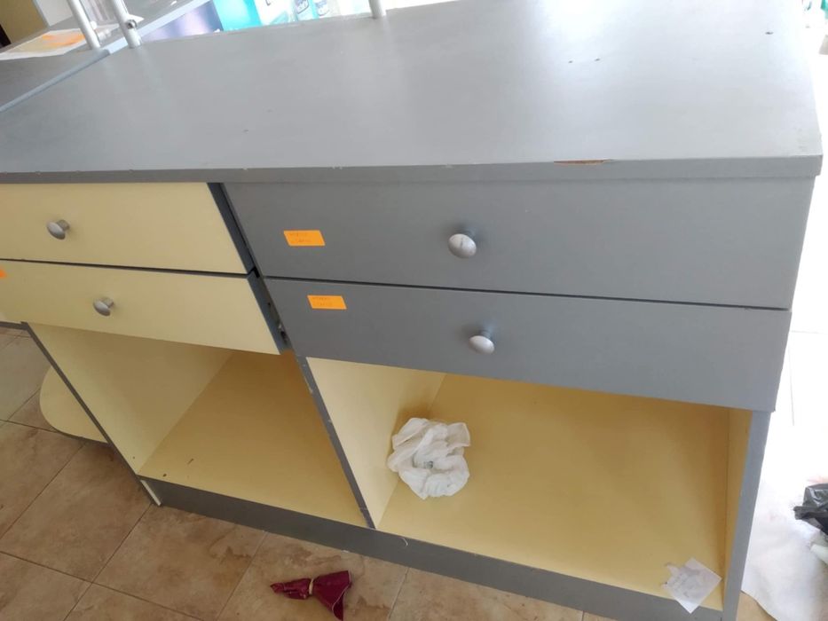 Оборудване, рафтове и шкафове за аптека/магазин