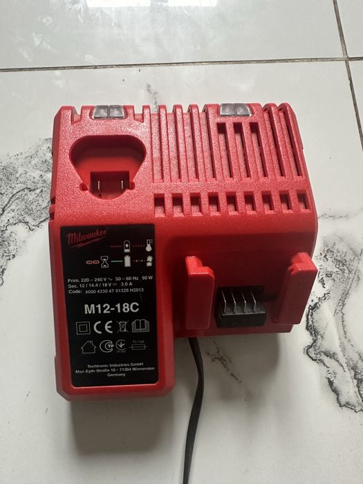 Vand încarcator milwakee pret 200