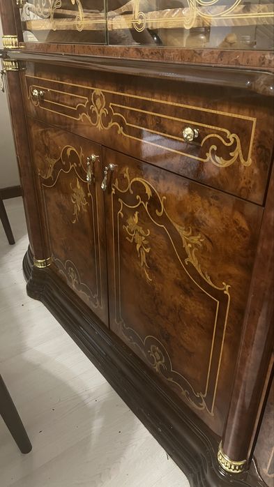 Срочно!! Продам сервант-витрину, стол и стулья.