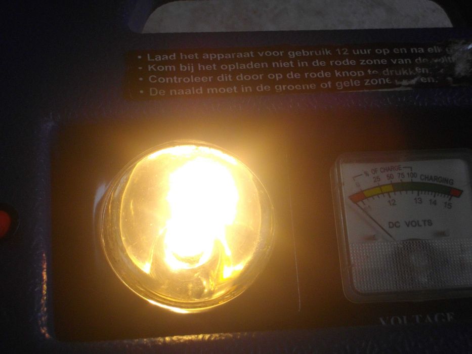 12/24V Немска Енергийна Зарядна Станция/ Зарядно Стартово Black Decker