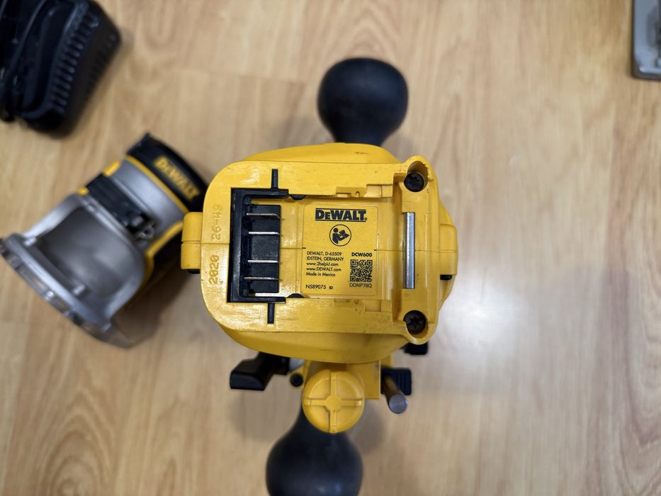 Оберфреза Dewalt DCW600
