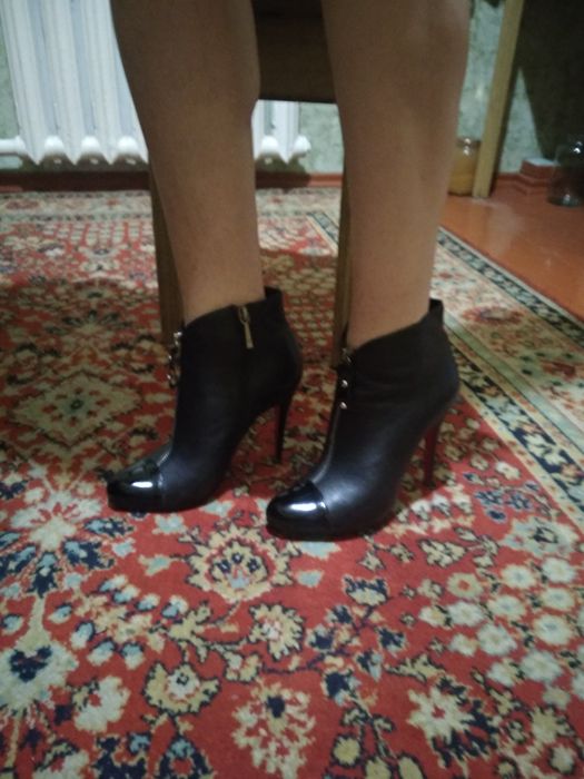 Продам шикарные полусапожки( ботильоны)
