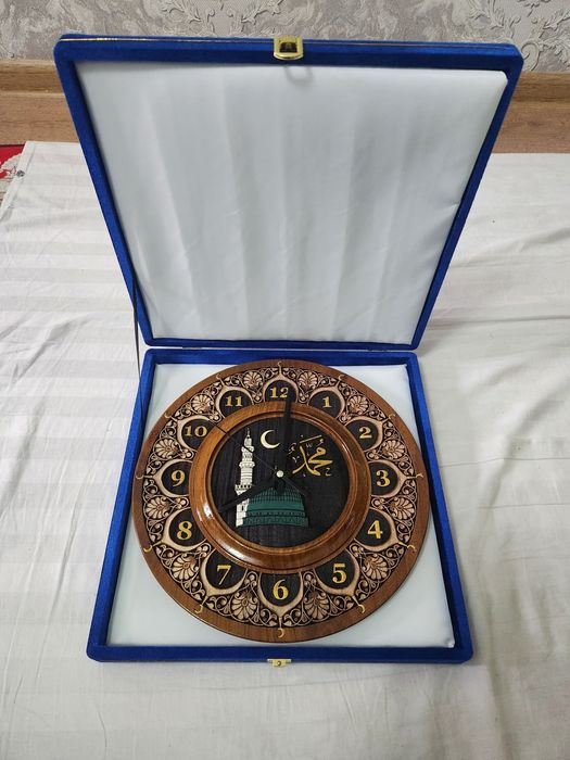 Suvenir: Yong'oq daraxtidan yasalgan SOAT lagan. Qo'l mehnati