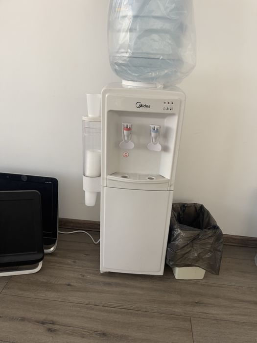 Кулер для воды.