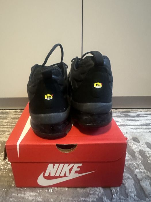 “Vapermax Plus Black”