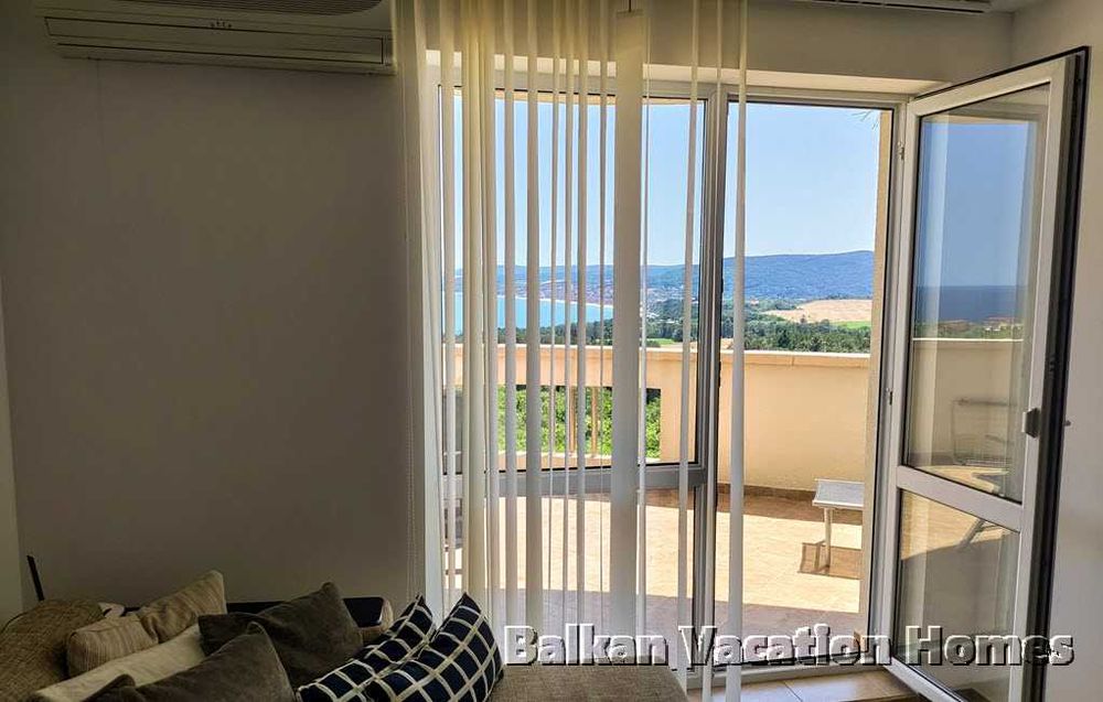 Тристаен апартамент с невероятна морска панорама в Бяла