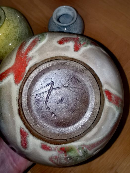 Порцеланова чиния с бронзов обков флорален мотив мраморизирана патина