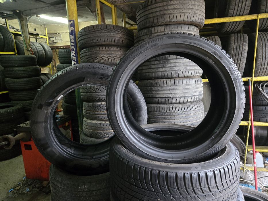 2бр. 225 40 18 Bridgstone зимни.