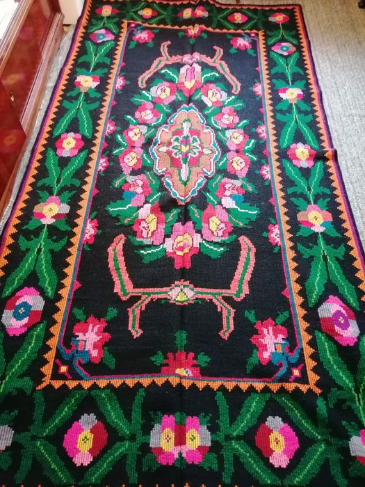 Macate din lana tesute manual