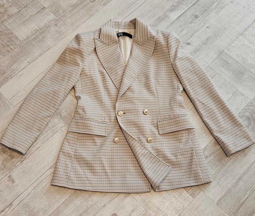 Sacou Zara cu butoni cu detalii aurii și umeri întăriți