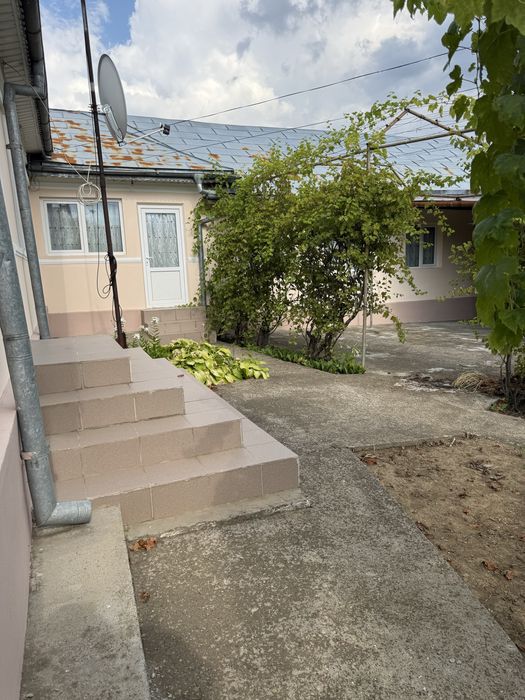Casa la tara de vanzare