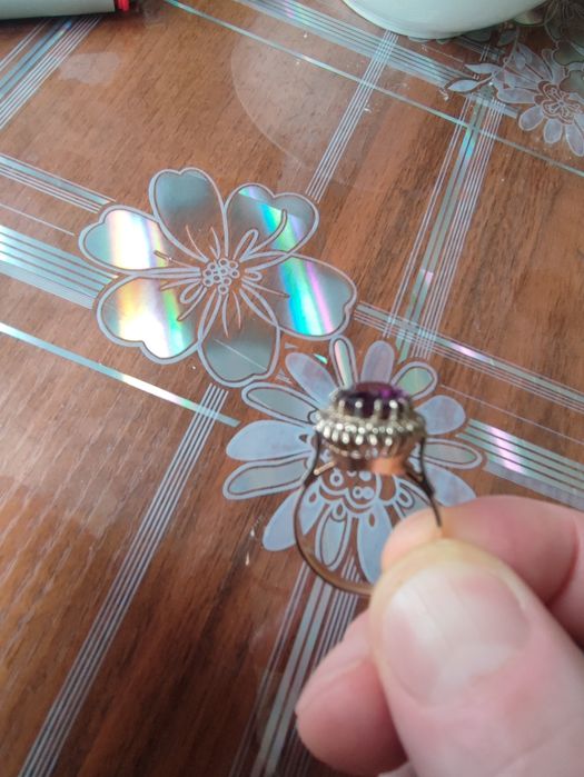 Продам кольцо с брильятоми