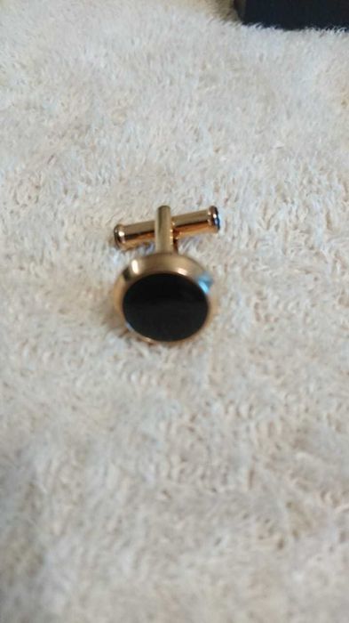 Запонки золотые.