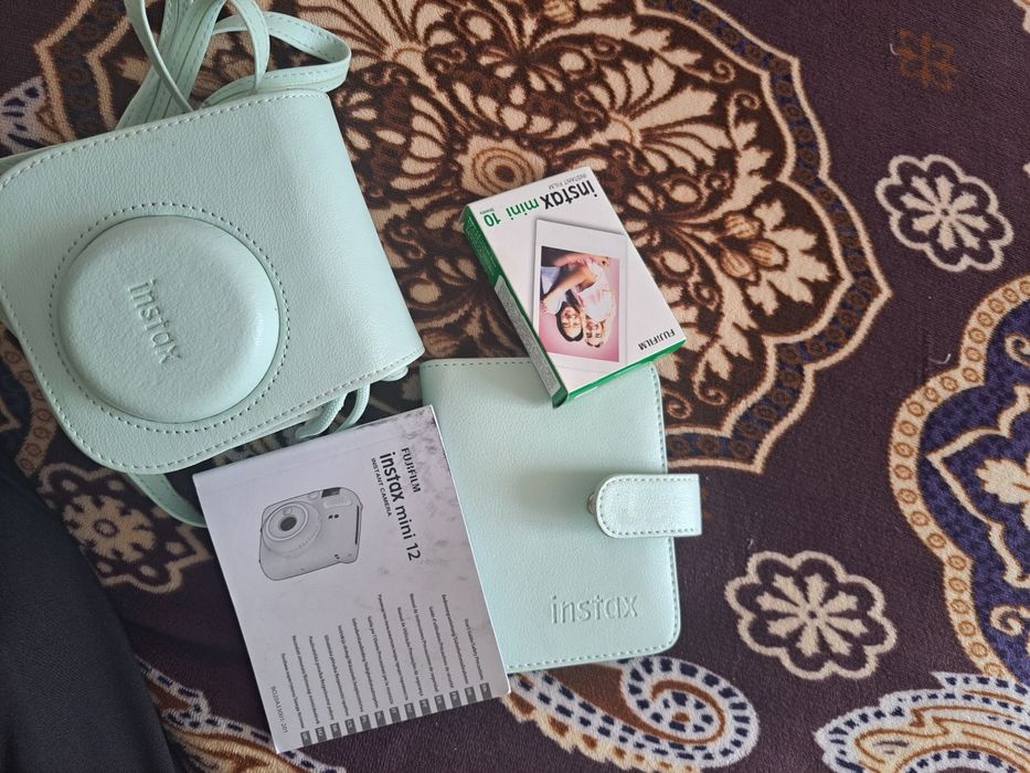 Продам полароид instax mini 12
