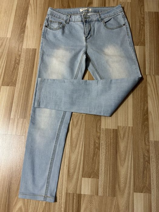 Голубые джинсы на девушку.