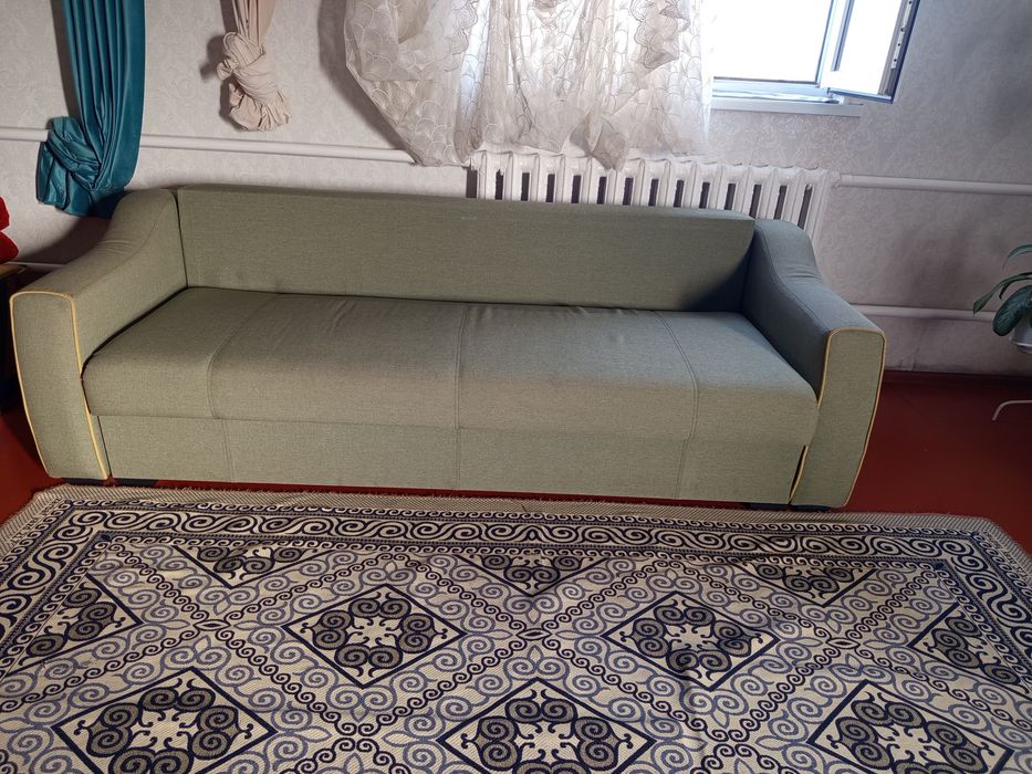 Диван жастықтары бар