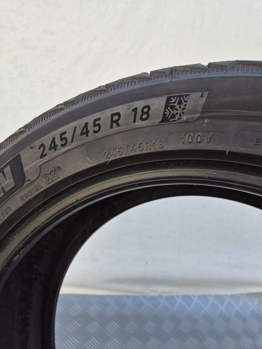 2бе 245 45 18 зимни Michelin 19г