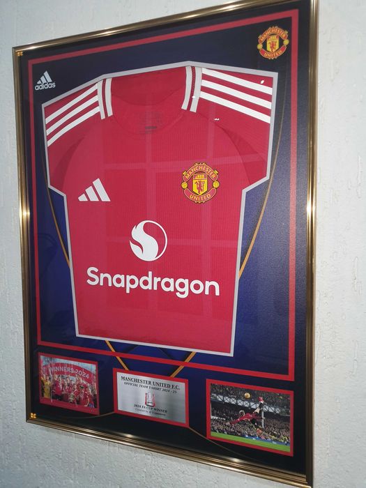 Новая Форма Манчестер Юнайтед в рамке. Сезон 2024-25. (в наличии 1 шт)