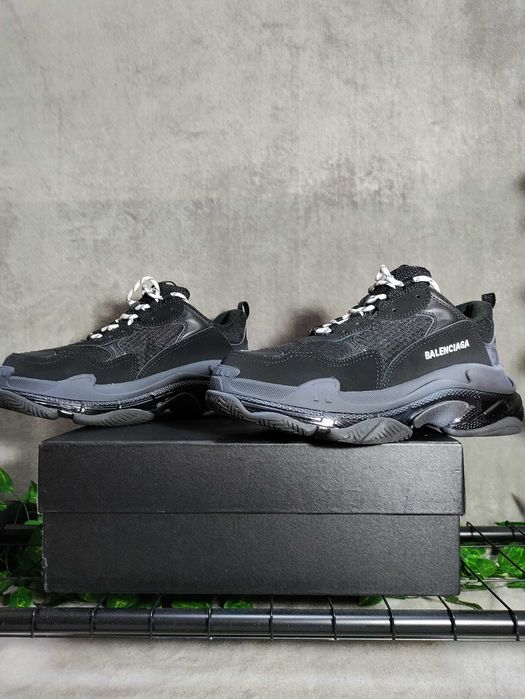 Adidasi negrii triple S marimea 43