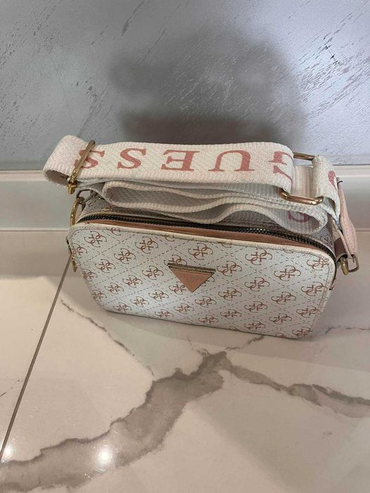 Дамски чанти GUESS