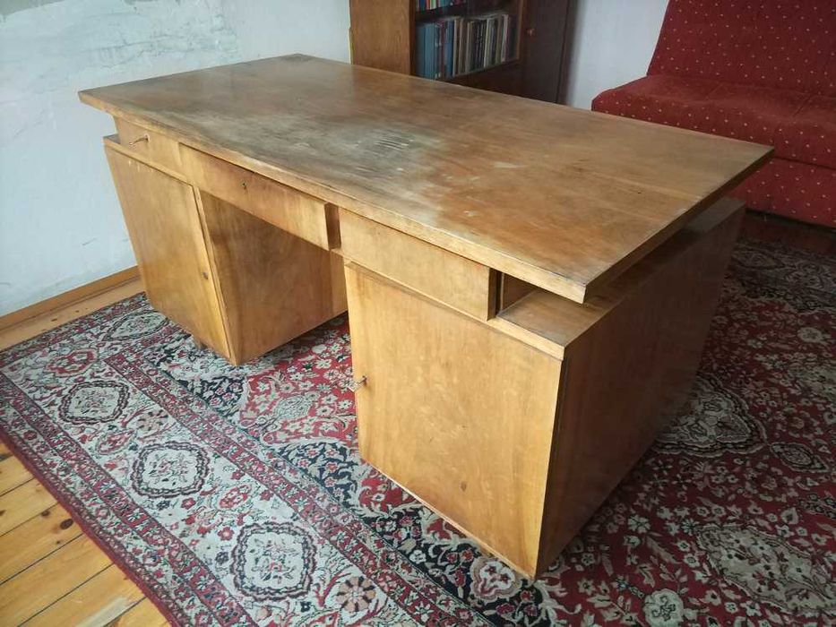 Елегантно и практично масивно бюро