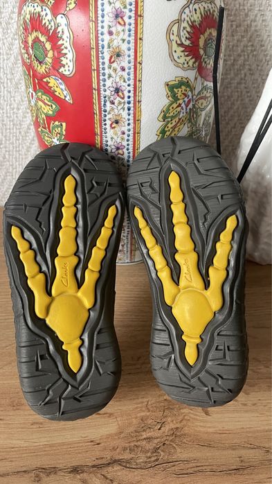 Нови детски кожени обувки Clarks номер 26