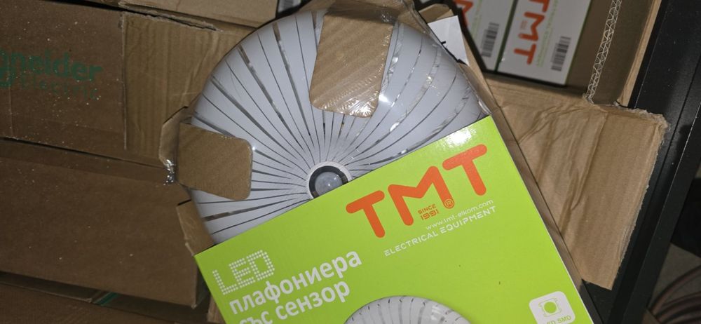 Продавам осветителни тела - плафони с датчик