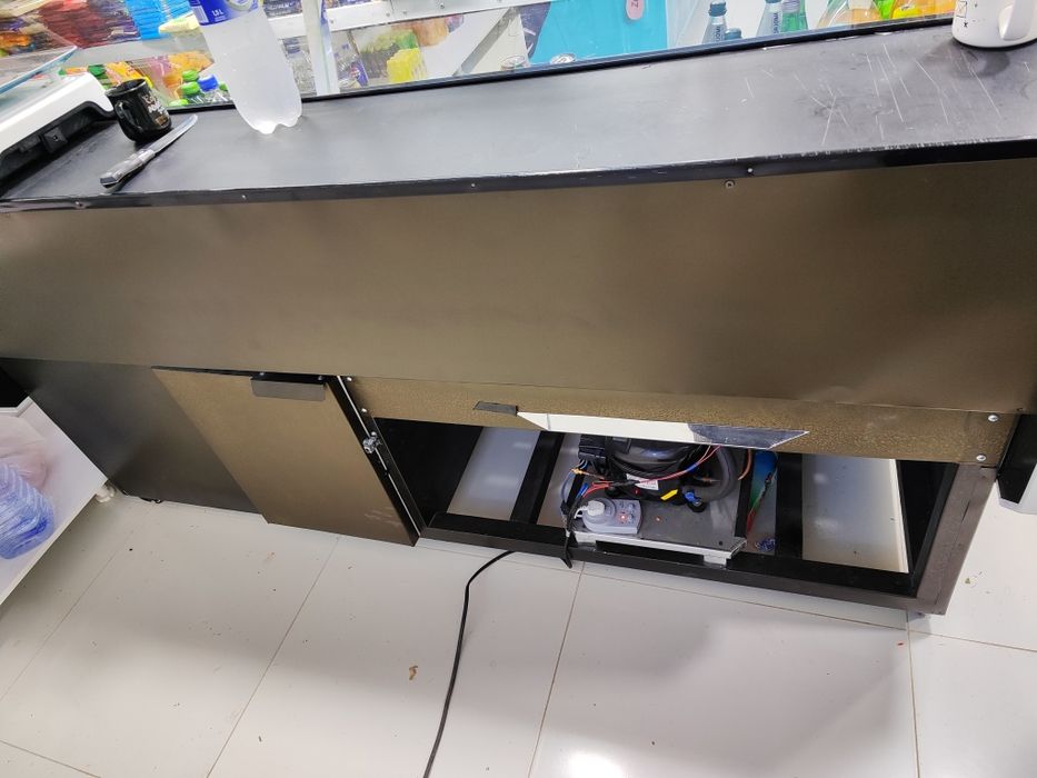 Срочно продается витринный холодильник, в идеальном состоянии