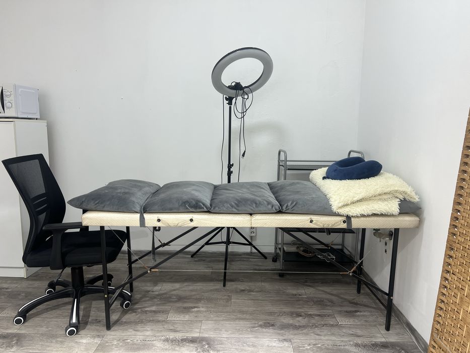 Срочно продается стулья,кушетка, шкаф