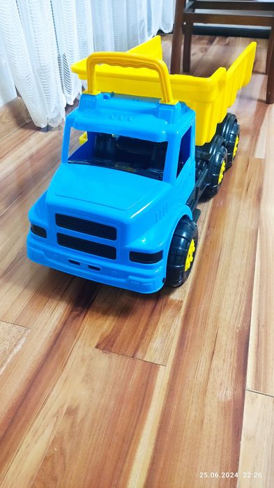 Огромная машина детская