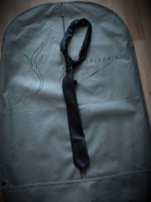 Продаю костюм (черного цвета)