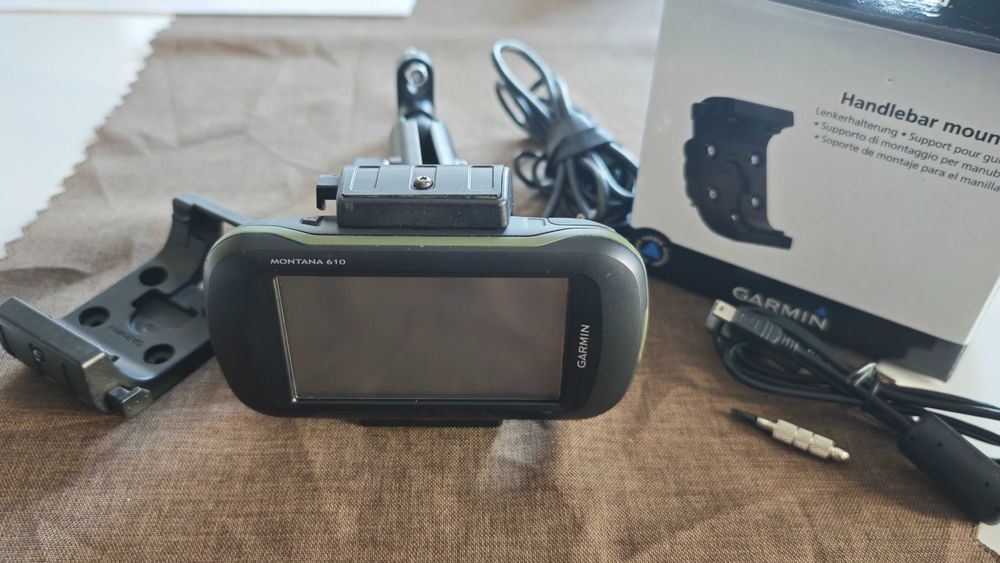 GPS Навигация Garmin Montana 610 със зареждаща стойка RAM монтаж