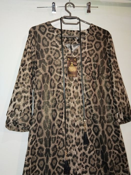 Платье тигровый принтом продам.