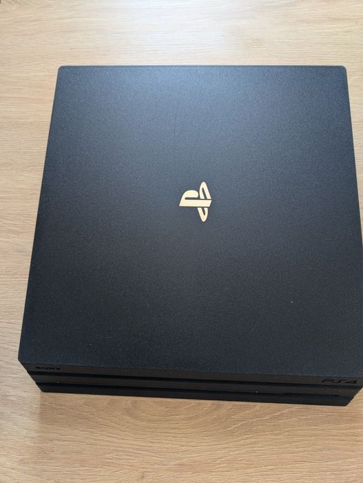 PS4 Pro 1TB + 2 controlere + 6 jocuri