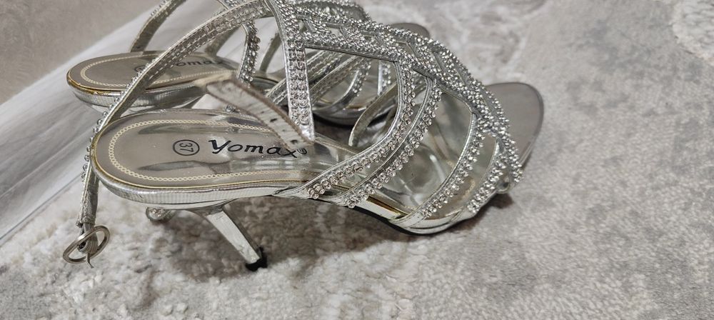 Обувки с ток сребристи