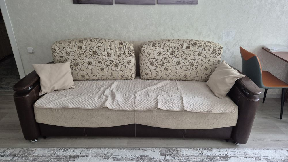 В продаже диван.