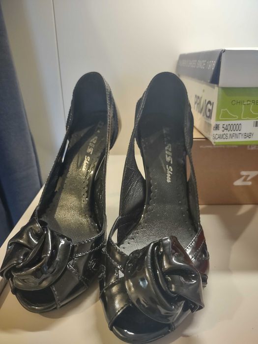 Официални черни лачени дамски обувки на висок ток