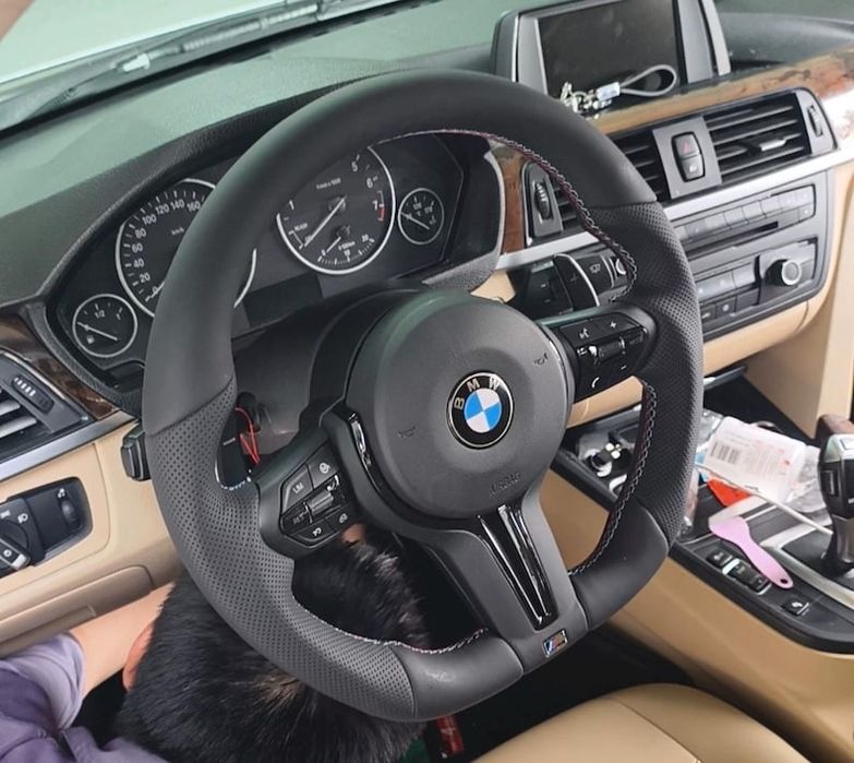 Volan BMW M tesit cu pade, compatibil cu generatiile F, F30 F10 F01 F20 F22 F25 F15 F16 F31 F11 F36 F34 F32 F33