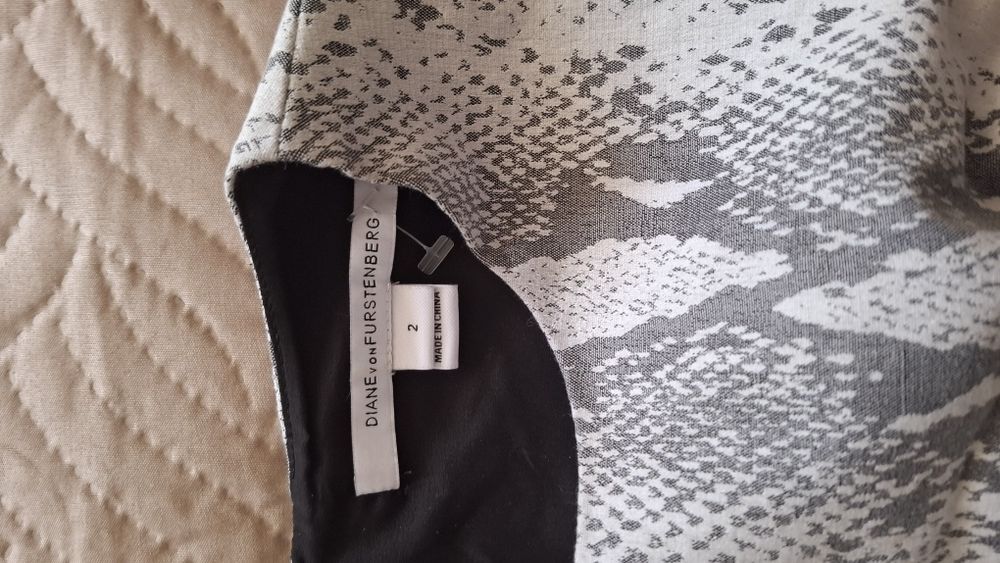 Прекрасна рокля без ръкав DANE VON  FURSTENBERG, змийски принт