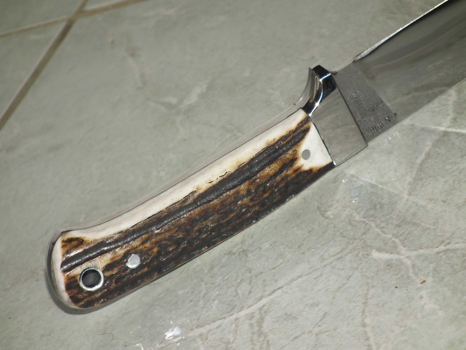 Cutit vánátoare maghiar masiv plásele din corn otel N690 toc piele nou mester Szalontai István