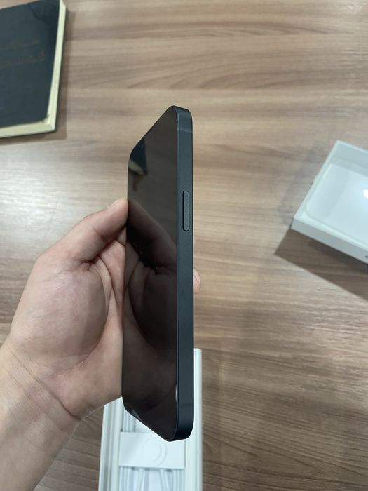 Продам Айфон 16е 128г