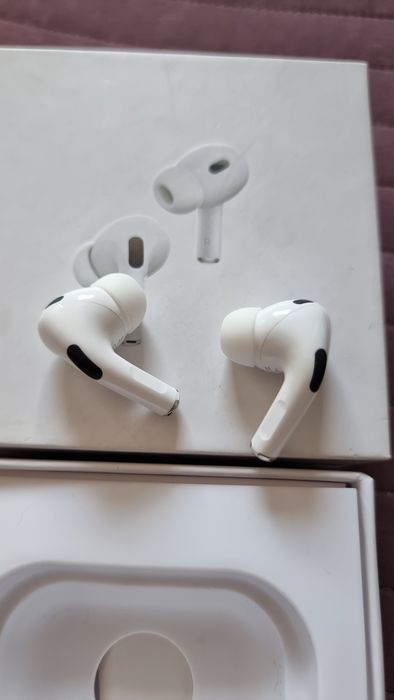 Apple AirPods 2 (2022)