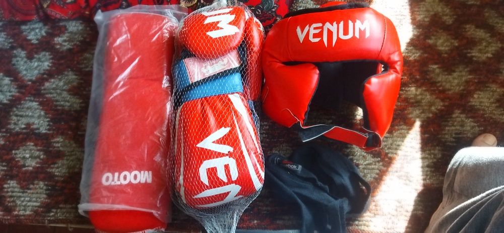 Продам спортивние перчатки шлем и зашитный шлем для ног подростковой